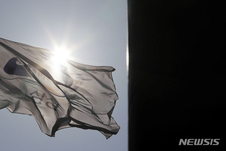 [서울=뉴시스] 최동준 기자 = 삼성전자가 11일 3분기 연결기준 매출 67조원, 영업이익 2조4000억원의 잠정 실적을 발표했다. 이는 전기 대비 매출은 11.65%, 영업이익은 258.21% 증가한 수치다. 사진은 이날 서울 서초구 삼성전자 모습. 2023.10.11. photocdj@newsis.com