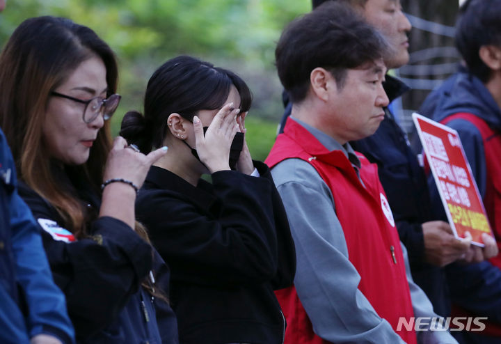 [서울=뉴시스] 김진아 기자 = 11일 서울 중구 서울시청 서소문별관 앞에서 열린 '완전월급제 이행! 택시노동자 생존권 보장! 방영환 분신 사태 책임자 처벌을 위한 공동대책위원회'의 택시 노동자 방영환 분회장을 죽음으로 내몬 택시발전법 등 위반 관련 서울시 택시 사업장 전수조사 진정서접수 기자회견에서 고 방영환 분회장의 유가족이 눈물을 흘리고 있다. 2023.10.11. bluesoda@newsis.com