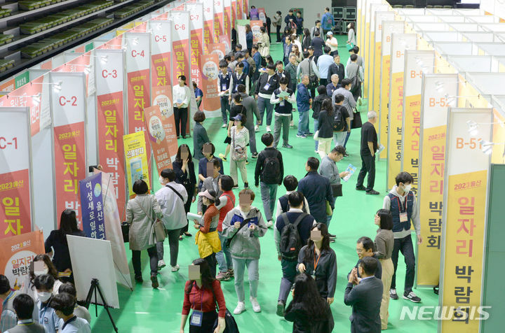 [울산=뉴시스] 배병수 기자 = 2023년 울산 일자리박람회가 11일 울산 남구 문수체육관에서 진행되고 있다. 2023.10.11. bbs@newsis.com
