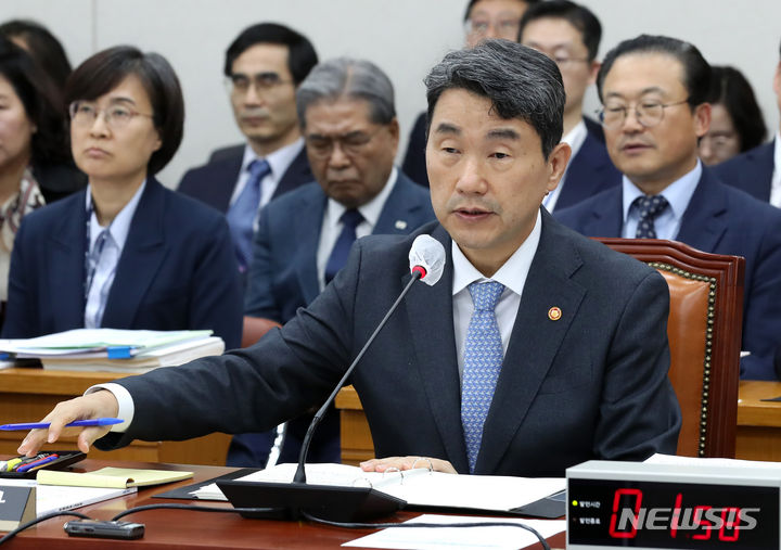 [서울=뉴시스] 이영환 기자 = 이주호 사회부총리 겸 교육부 장관이 11일 오후 서울 여의도 국회에서 열린 교육부 등 국정감사에 참석해 답변을 하고 있다. 2023.10.11. 20hwan@newsis.com