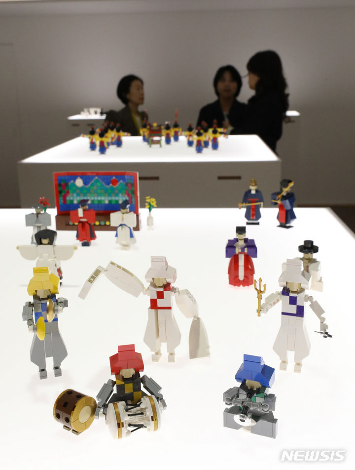 [서울=뉴시스] 황준선 기자 = 11일 오후 서울 중구 모리함 전시관에서 열린 '콜린진의 역사적인 레고' 전시회를 찾은 관람객들이 작품을 둘러보고 있다. 2023.10.11. hwang@newsis.com