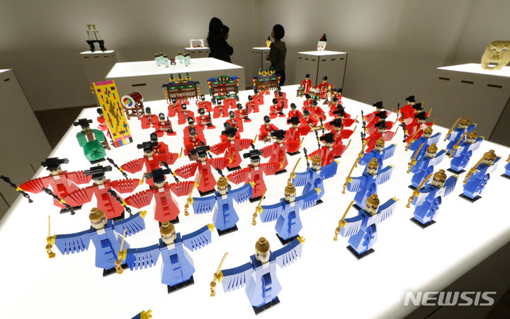 [서울=뉴시스] 황준선 기자 = 11일 오후 서울 중구 모리함 전시관에서 열린 '콜린진의 역사적인 레고' 전시회에 종묘제례악을 레고로 형상화한 작품이 전시돼 있다. 2023.10.11. hwang@newsis.com