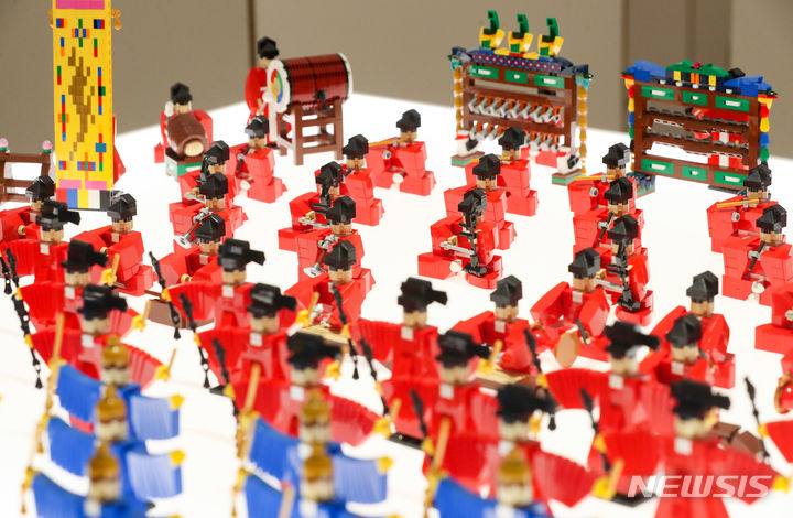 [서울=뉴시스] 황준선 기자 = 11일 오후 서울 중구 모리함 전시관에서 열린 '콜린진의 역사적인 레고' 전시회에 종묘제례악을 레고로 형상화한 작품이 전시돼 있다. 2023.10.11. hwang@newsis.com
