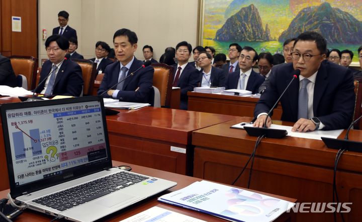 [서울=뉴시스] 조성봉 기자 = 마크 리 애플코리아 영업총괄사장이 11일 오후 서울 여의도 국회에서 열린 정무위원회 국정감사에서 아이폰이 한국에서 더 비싼 이유와 관련한 윤창현 국민의힘 의원의 질의에 답변하고 있다. 2023.10.11. suncho21@newsis.com