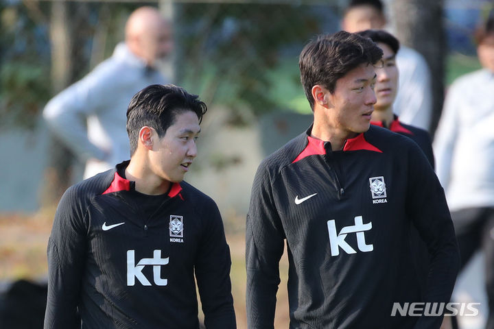 [파주=뉴시스] 권창회 기자 = 11일 오후 경기 파주 국가대표트레이닝센터(NFC)에서 축구 국가대표팀 이강인(왼쪽)과 황의조가 한곳을 응시하고 있다. 축구대표팀은 13일 서울월드컵경기장에서 튀니지, 17일 수원월드컵경기장에서 베트남과 두 차례 평가전을 갖는다. 2023.10.11. kch0523@newsis.com