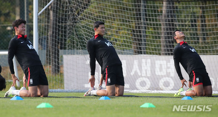 [파주=뉴시스] 권창회 기자 = 11일 오후 경기 파주 국가대표트레이닝센터(NFC)에서 축구 국가대표팀 황의조(왼쪽부터), 김민재, 황의찬이 훈련을 하고 있다. 축구대표팀은 13일 서울월드컵경기장에서 튀니지, 17일 수원월드컵경기장에서 베트남과 두 차례 평가전을 갖는다. 2023.10.11. kch0523@newsis.com