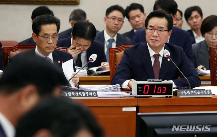 [서울=뉴시스] 조성봉 기자 = 정황근 농림축산식품부 장관이 11일 오후 서울 여의도 국회에서 열린 농림축산식품해양수산 국정감사에서 의원의 질의를 듣고 있다. 2023.10.11. suncho21@newsis.com