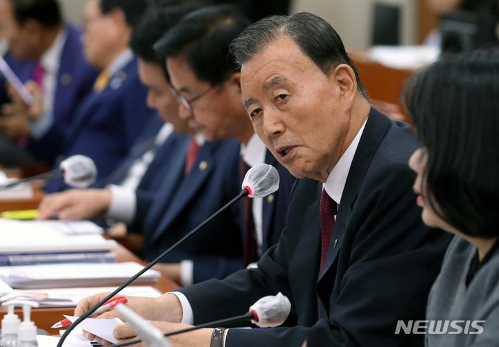 [서울=뉴시스] 조성봉 기자 = 홍문표 국민의힘 의원이 11일 오후 서울 여의도 국회에서 열린 농림축산식품해양수산 국정감사에서 질의를 하고 있다. 2023.10.11. suncho21@newsis.com