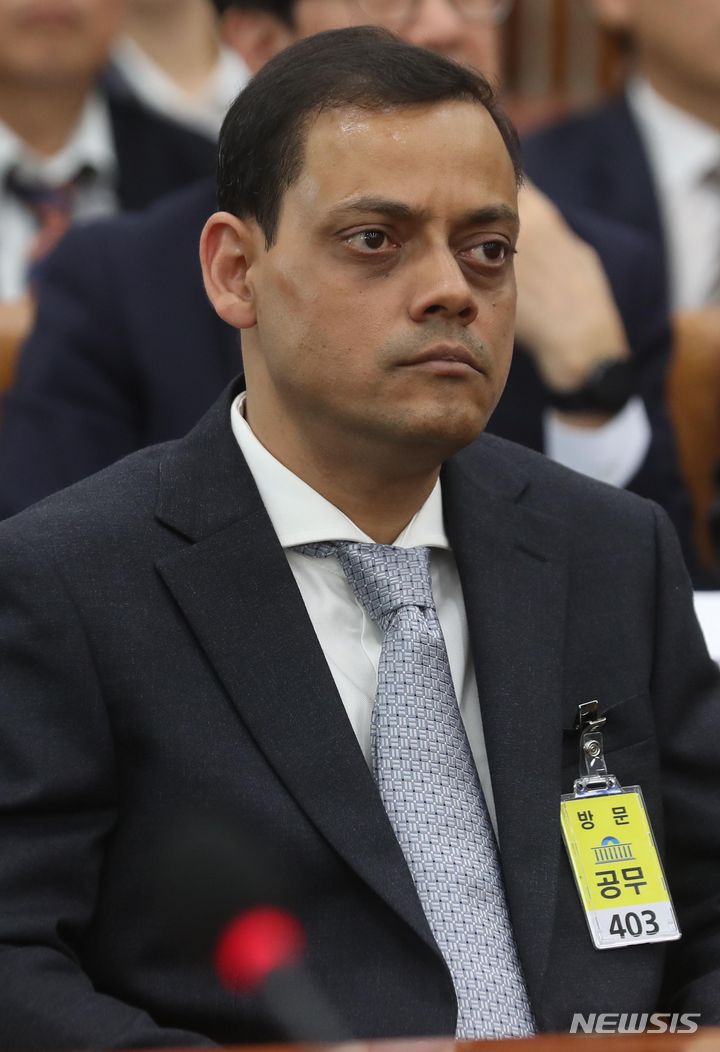 [서울=뉴시스] 조성봉 기자 = 산디판 차크라보티 쿠팡 CPLB대표가 11일 오후 서울 여의도 국회에서 열린 환경노동위원회 국정감사에 증인으로 출석하고 있다. 2023.10.11. suncho21@newsis.com