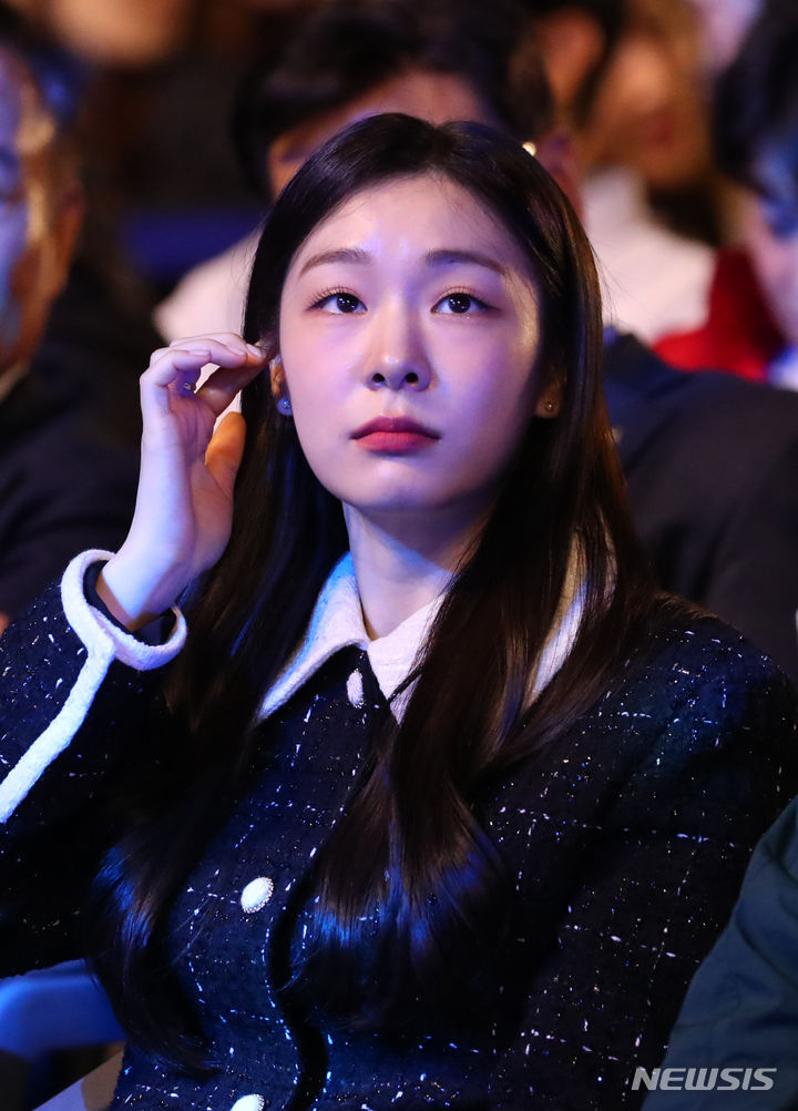 [서울=뉴시스] 배훈식 기자 = 2024 강원 동계청소년올림픽대회 홍보대사 김연아가 11일 오후 서울 중구 서울광장에서 열린 G-100 기념 행사에 참석해 머리를 넘기고 있다. 2023.10.11. dahora83@newsis.com