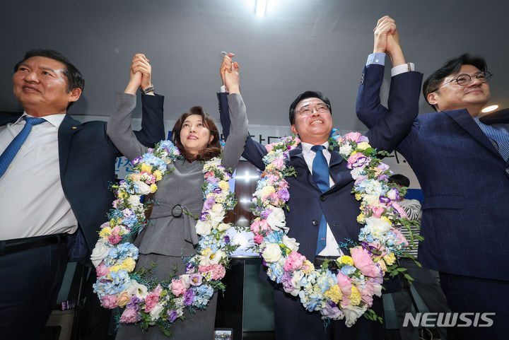 [서울=뉴시스] 김선웅 기자 = 강서구청장 보궐선거 당선이 확실시 된 진교훈 더불어민주당 후보가 11일 서울 강서구 소재 선거캠프에서 꽃목걸이를 목에 걸고 기뻐하고 있다. (공동취재사진) 2023.10.11. photo@newsis.com