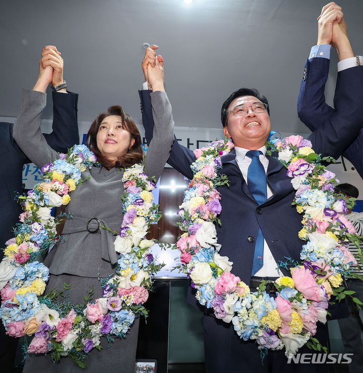 [서울=뉴시스] 김선웅 기자 = 강서구청장 보궐선거 당선이 확실시 된 진교훈 더불어민주당 후보가 11일 서울 강서구 소재 선거캠프에서 꽃목걸이를 목에 걸고 기뻐하고 있다. (공동취재사진) 2023.10.11. photo@newsis.com