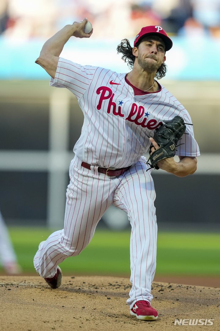 [필라델피아=AP/뉴시스] 애런 놀라(필라델피아 필리스)는 12일(한국시간) 미국 펜실베이니아주 필라델피아의 시티즌스 뱅크 파크에서 열린 애틀랜타 브레이브스와의 내셔널리그 디비전시리즈(5전 3선승제) 3차전에 선발등판, 5⅔이닝 2실점 호투로 승리투수가 됐다.