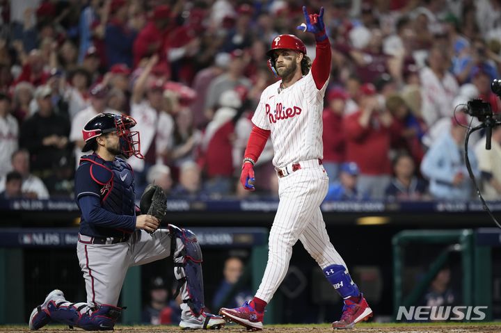 [필라델피아=AP/뉴시스] 브라이스 하퍼(필라델피아 필리스)는 12일(한국시간) 미국 펜실베이니아주 필라델피아의 시티즌스 뱅크 파크에서 열린 애틀랜타 브레이브스와의 내셔널리그 디비전시리즈(5전 3선승제) 3차전에서 홈런 두 방을 터뜨렸다.
