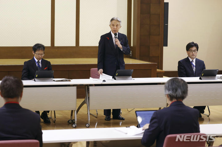 [도쿄=AP/뉴시스] 모리야마 마사히토 일본 문부과학상이 12일 도쿄에서 기자회견하고 있다. 모리야마 문과상은 이날 종교법인심의회를 열고 통일교의 법적 지위를 취소하기 위해 13일 법원에 해산명령을 청구할 것이라고 밝혔다. 통일교는 집권 여당과의 유착으로 국민의 공분을 산 바 있다. 2023.10.12.