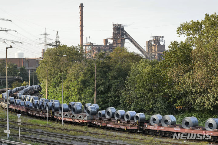 [뒤스부르크=AP/뉴시스] 유럽연합(EU)이 외국산 철강에 대한 관세를 현행 25%에서 50%로 인상하는 방안을 추진 중이라고 1일(현지 시간) AFP가 보도했다. 사진은 2023년 10월 11일 독일 뒤스부르크의 철강 생산업체 티센쿠르푸 스틸 앞에 수송을 기다리는 강철 코일들이 열차에 실린 모습. 2025.10.01.