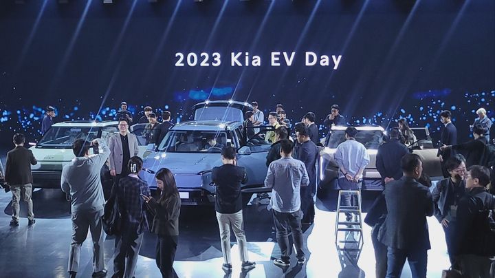 [서울=뉴시스] 강주희 기자 = 기아는 12일 경기 여주시 마임비전빌리지에서 '기아 EV 데이'를 열고 세 번째 전용 전기차 EV5와 EV3·EV4 등 콘셉트 모델 2종을 공개했다. 2023.10.12 zooey@newsis.com *재판매 및 DB 금지