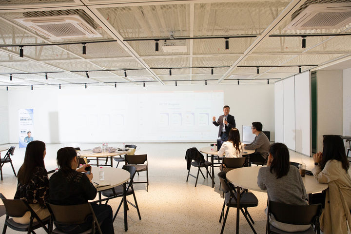 [울산=뉴시스]UNIST와 울산시가 12일 산학협력관 마켓홀에서 창업 기업과 학생들을 대상으로 미국 시장 진출 전략 세미나를 개최했다. 류시훈 센터장이 강연을 하고 있다. (UNIST 제공) *재판매 및 DB 금지