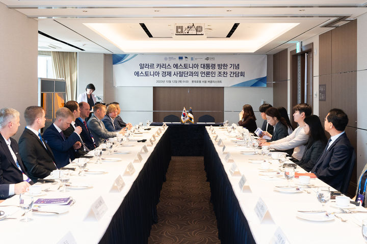 [서울=뉴시스] 알라르 카리스 에스토니아 대통령이 방한한 가운데 마린 라트닉 에스토니아 외교부 차관보와 기업 대표 등으로 구성된 경제 사절단이 한국 언론인과의 간담회를 열었다. 2023.10.12. *재판매 및 DB 금지