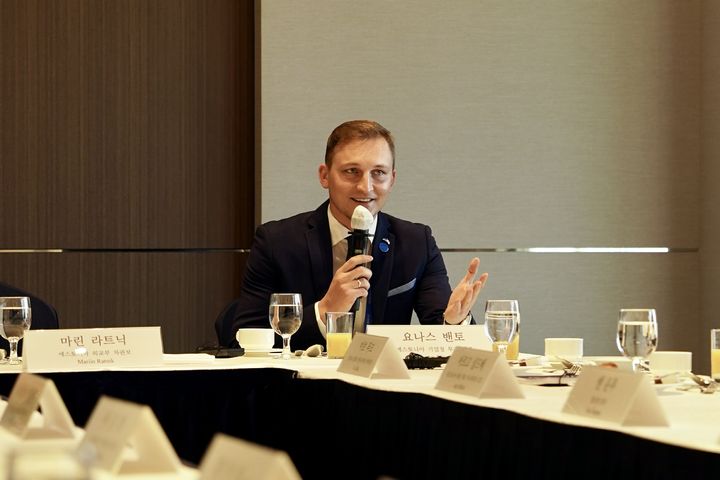 [서울=뉴시스] 에스토니아의 투자 환경에 대해 설명하고 있는 요나스 밴토 에스토니아 기업청 투자 대표. 2023.10.12. *재판매 및 DB 금지