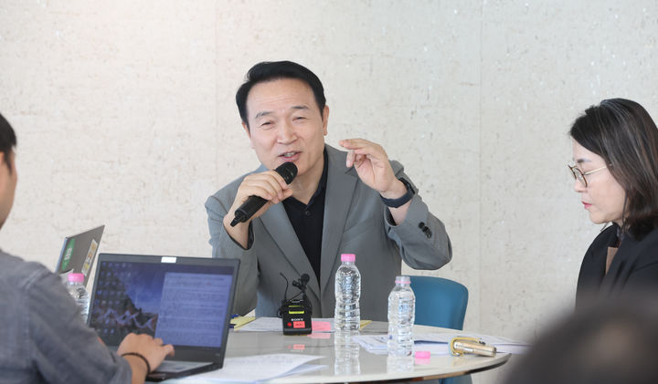 [수원=뉴시스] 임태희 경기도교육감이 12일 경기도교육청 남부신청사 18층 라운지에서 기자간담회를 열고 주요 교육현안에 대한 의견을 밝히고 있다. (사진=경기도교육청 제공) 2023.10.12. photo@newsis.com *재판매 및 DB 금지