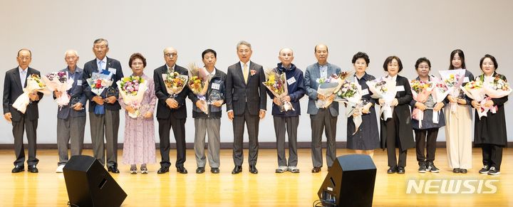 [인천=뉴시스] 인천 계양구청 대강당에서 열린 제27회 노인의 날 기념행사에서 유공자 표창을 받은 수상자들. (사진=계양구 제공)