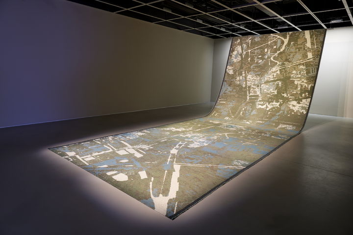 문경원_프라미스 파크 서울, 2021,직조 카펫, 스테인리스 스틸, 9.15x3.57m *재판매 및 DB 금지