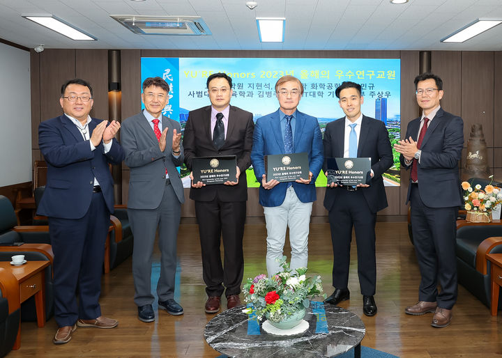영남대학교 ‘YU’RE Honors’ 2023년 올해의 우수연구교원으로 선정된 교수들. 사진은 왼쪽에서 두 번째부터 최외출 총장, 지현석 교수, 주상우 교수, 김민규 교수. *재판매 및 DB 금지