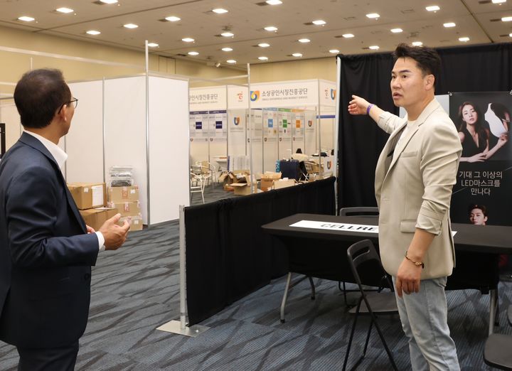 [서울=뉴시스] 오언석(오른쪽) 도봉구청장이 노상일 오렌지카운티 한인상공회의소 회장과 대회 현장을 둘러보고 있다.(사진=도봉구 제공) *재판매 및 DB 금지