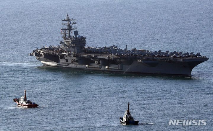 [부산=뉴시스] 하경민 기자 = 미국 해군의 핵추진 항공모함 '로널드 레이건함'(CVN-76)이 12일 부산 남구 해군작전사령부 부산작전기지에 입항하고 있다. '떠다니는 군사기지'로 불리는 이 항모는 길이 332.8m, 폭 77.8m 규모이며, 비행갑판의 면적은 축구장의 3배 크기다. 특히 FA-18(슈퍼호넷), F-35C 전투기 등 80여 대의 항공기를 탑재하고, 승조원도 6000여 명에 달한다. 2023.10.12. yulnetphoto@newsis.com