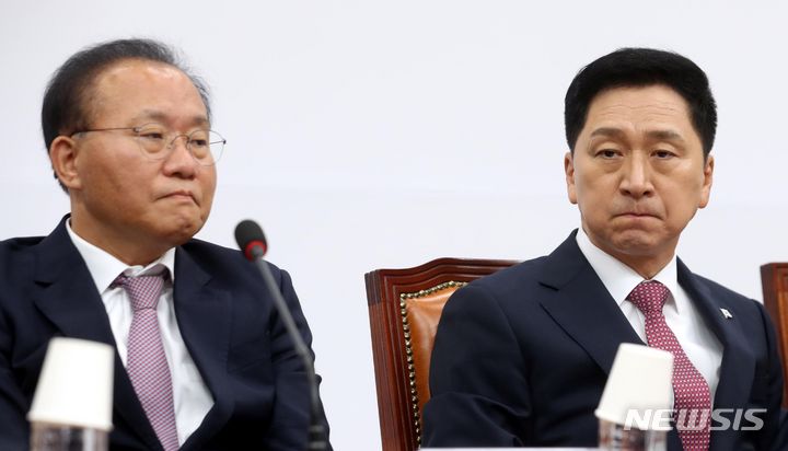 [서울=뉴시스] 조성봉 기자 = 김기현 국민의힘 대표와 윤재옥 원내대표가 12일 오전 서울 여의도 국회에서 열린 국민의힘 최고위원회의에서 굳은 표정을 짓고 있다. 2023.10.12. suncho21@newsis.com