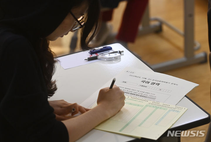 [수원=뉴시스] 김종택기자 = 2023학년도 10월 전국연합학력평가가 실시된 12일 오전 경기도 수원시 팔달구 수원여자고등학교에서 고3 학생들이 답안지를 작성하고 있다. 올해 마지막으로 치러진 이번 평가는 전국 1857개 고교에서 총 35만2888명이 응시했다. 2023.10.12. jtk@newsis.com