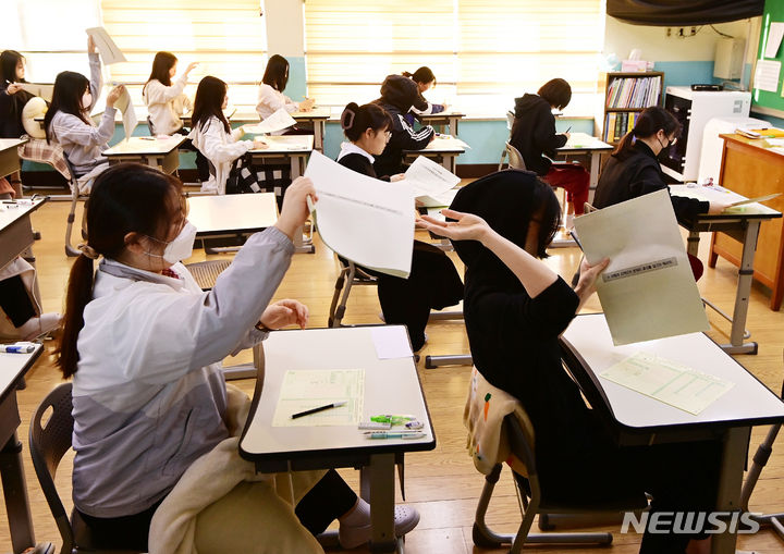 [수원=뉴시스] 김종택기자 = 2023학년도 10월 전국연합학력평가가 실시된 12일 오전 경기도 수원시 팔달구 수원여자고등학교에서 고3 학생들이 문제지를 배부하고 있다. 올해 마지막으로 치러진 이번 평가는 전국 1857개 고교에서 총 35만2888명이 응시했다. 2023.10.12. jtk@newsis.com