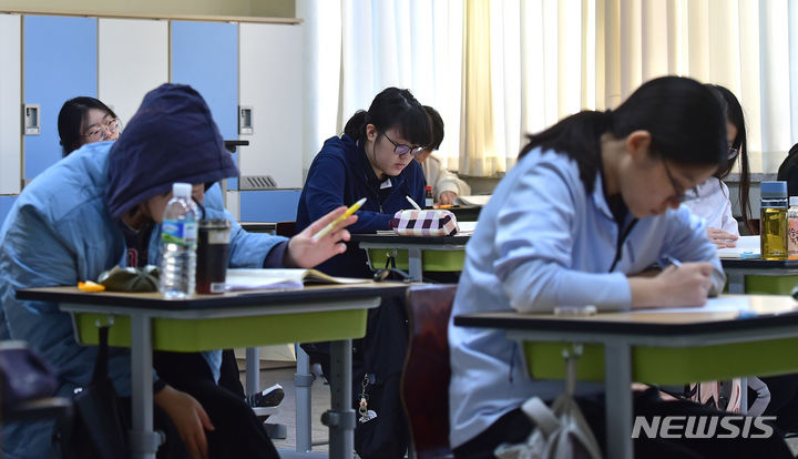 [대구=뉴시스] 이무열 기자 = 전국연합학력평가가 실시된 12일 오전 대구 수성구 정화여자고등학교에서 고3 학생들이 시험 시작 전 공부를 하고 있다. 2023.10.12. lmy@newsis.com