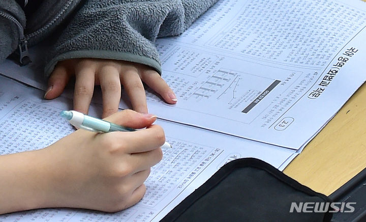 [대구=뉴시스] 전국연합학력평가가 실시된 지난해 10월12일 오전 대구 수성구 정화여자고등학교에서 고3 학생이 시험 문제를 푸는 모습. (사진=뉴시스DB). 2024.03.24. photo@newsis.com