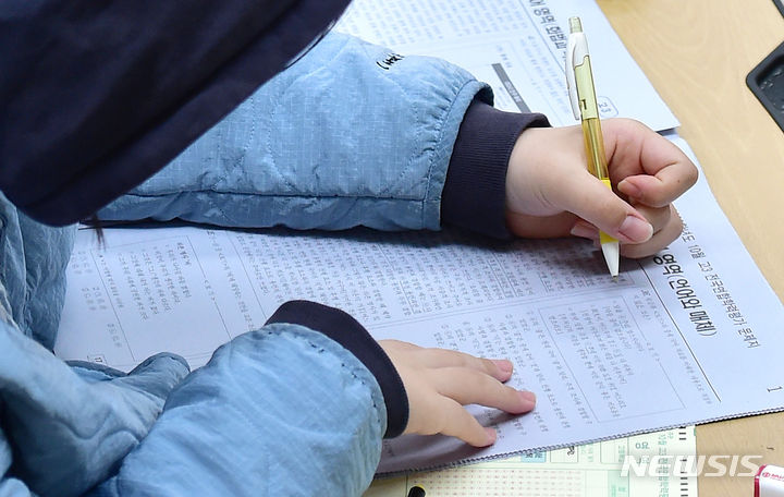 [대구=뉴시스] 전국연합학력평가가 실시된 지난해 10월12일 오전 대구 수성구 정화여자고등학교에서 고3 학생이 시험 문제를 풀고 있다. (사진=뉴시스DB). 2024.03.27. photo@newsis.com