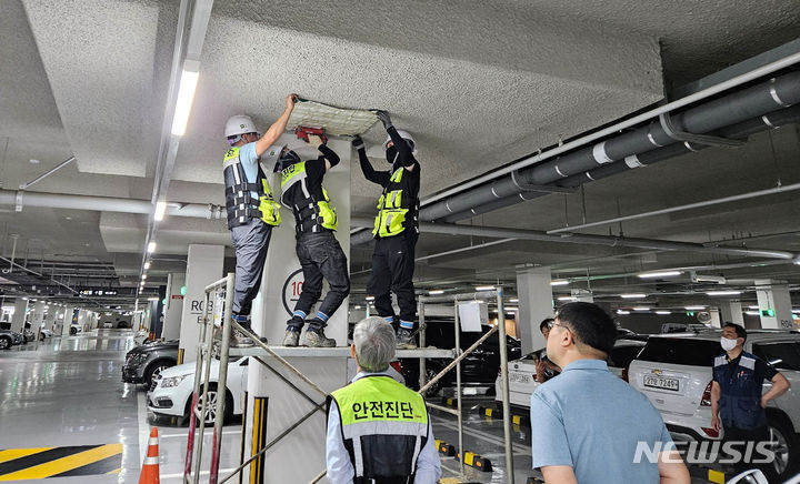 [무안=뉴시스] 전남도가 무량판 공법이 적용된 지역 민간 아파트에 대한 건축물 정밀 안전 점검을 하고 있다. (사진=전남도 제공) 2023.10.12. photo@newsis.com *재판매 및 DB 금지
