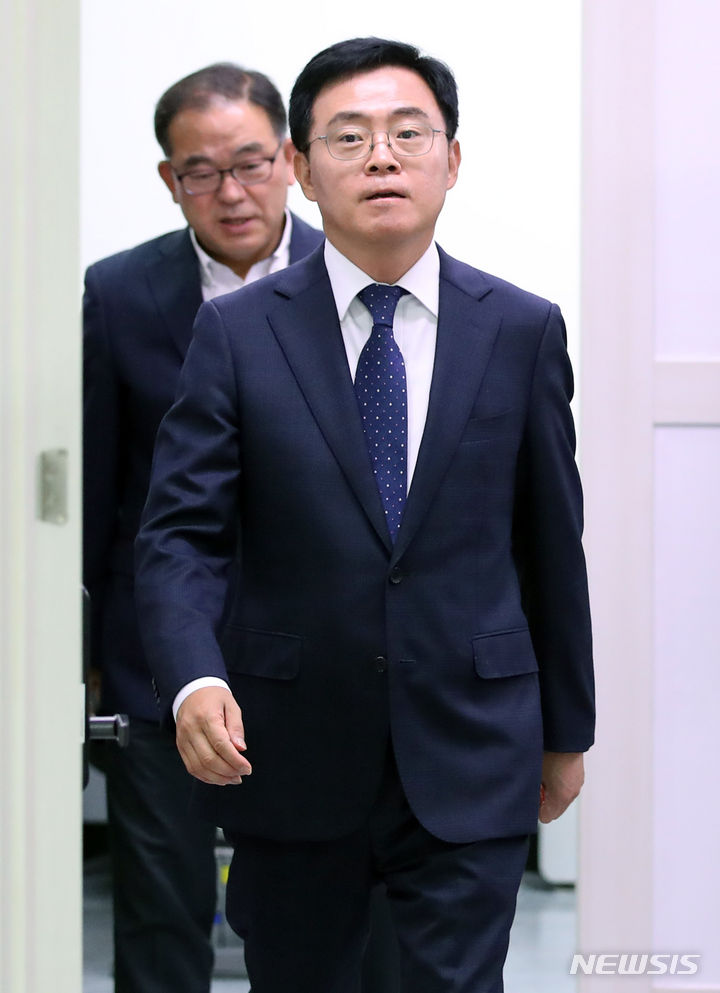 [서울=뉴시스] 김진아 기자 = 진교훈 강서구청장이 12일 오전 서울 강서구청 구청장실로 들어서고 있다. 2023.10.12. bluesoda@newsis.com