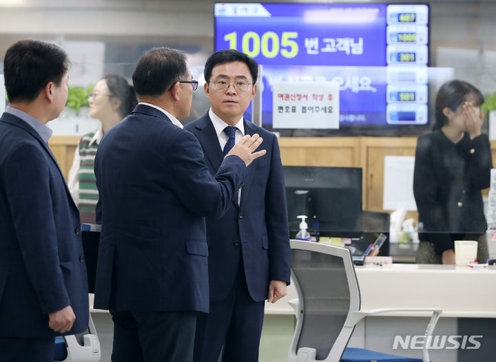 [서울=뉴시스] 김진아 기자 = 진교훈 강서구청장이 12일 오전 서울 강서구청을 둘러보고 있다. 2023.10.12. bluesoda@newsis.com