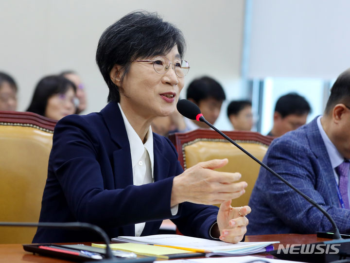 [서울=뉴시스] 추상철 기자 = 김제남 한국원자력안전재단 이사장이 12일 오전 서울 여의도 국회에서 열린 과학기술정보방송통신위원회의 원자력안전위원회 등에 대한 국정감사에서 의원의 질의에 답변하고 있다. 2023.10.12. scchoo@newsis.com