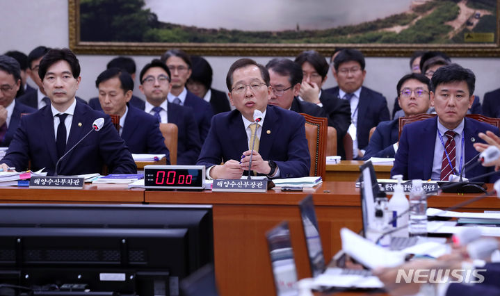 [서울=뉴시스] 이영환 기자 = 조승환 해양수산부 장관이 12일 오전 서울 여의도 국회에서 열린 해양수산부 등 국정감사에 참석해 답변을 하고 있다. 2023.10.12. 20hwan@newsis.com