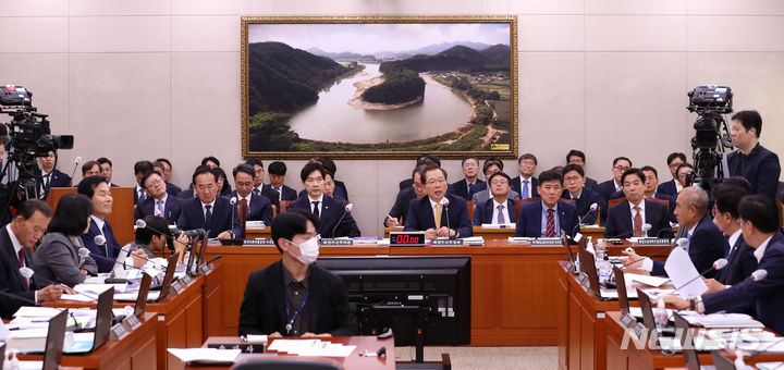 [서울=뉴시스] 이영환 기자 = 조승환 해양수산부 장관이 12일 오전 서울 여의도 국회에서 열린 해양수산부 등 국정감사에 참석해 답변을 하고 있다. 2023.10.12. 20hwan@newsis.com