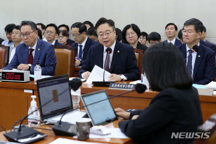 [서울=뉴시스] 이영환 기자 = 조규홍 보건복지부 장관이 지난 12일 오전 서울 여의도 국회에서 열린 보건복지부 등 국정감사에 참석해 답변을 하고 있다. 2023.10.12. 20hwan@newsis.com