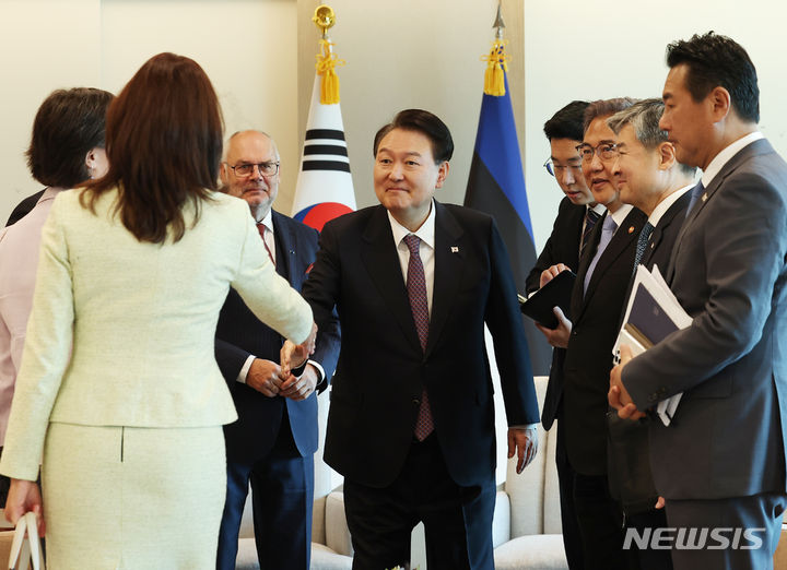 [서울=뉴시스] 홍효식 기자 = 윤석열 대통령이 12일 서울 용산 대통령실 청사에서 열린 알라르 카리스 에스토니아 대통령과의 한·에스토니아 정상회담에서 참석자들과 인사하고 있다. (대통령실통신사진기자단) 2023.10.12. yesphoto@newsis.com
