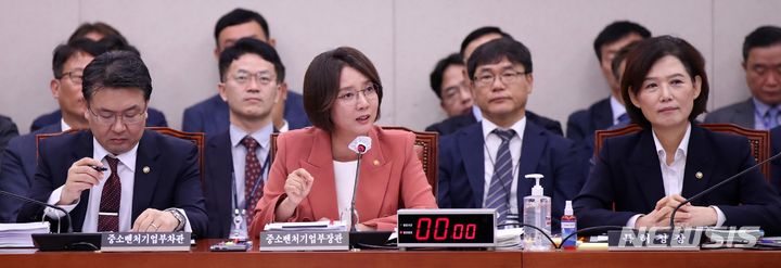 [서울=뉴시스] 고범준 기자 = 이영 중소벤처기업부 장관이 12일 오전 서울 여의도 국회에서 열린 산업통상자원중소벤처기업위원회 중소벤처기업부 등에 대한 국정감사에서 의원 질의에 답변하고 있다. 2023.10.12. bjko@newsis.com