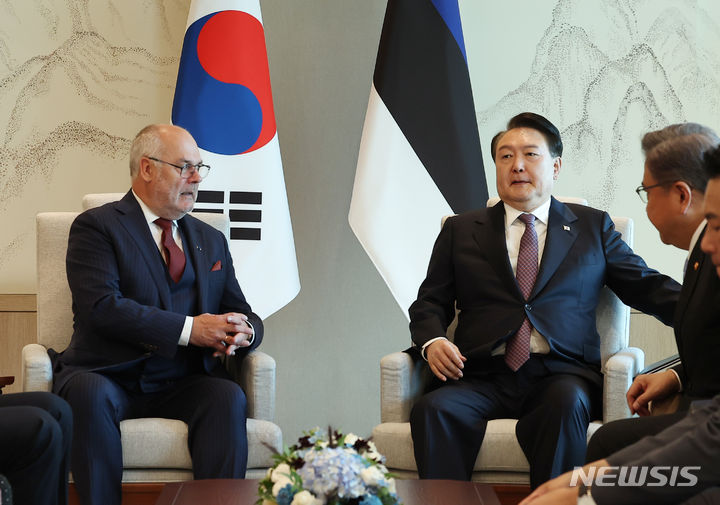 [서울=뉴시스] 홍효식 기자 = 윤석열 대통령이 12일 서울 용산 대통령실 청사에서 알라르 카리스 에스토니아 대통령과 한·에스토니아 정상회담을 하고 있다. (대통령실통신사진기자단) 2023.10.12. yesphoto@newsis.com