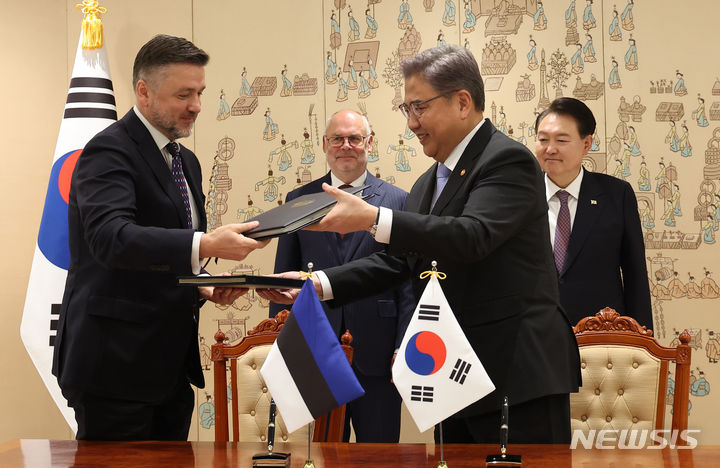 [서울=뉴시스] 홍효식 기자 = 박진 외교부 장관과 스텐 슈베네 주한에스토니아 대사가 12일 서울 용산 대통령실 청사에서 윤석열 대통령과 알라르 카리스 에스토니아 대통령이 임석한 가운데 한·에스토니아 항공 협정서명식을 하고 있다. (대통령실통신사진기자단) 2023.10.12. yesphoto@newsis.com
