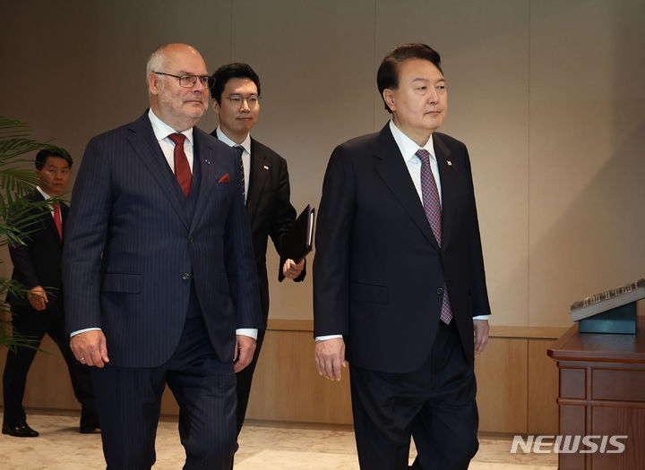 [서울=뉴시스] 홍효식 기자 = 윤석열 대통령이 12일 서울 용산 대통령실 청사에서 알라르 카리스 에스토니아 대통령과 한·에스토니아 정상회담을 하기 위해 입장하고 있다. (대통령실통신사진기자단) 2023.10.12. yesphoto@newsis.com
