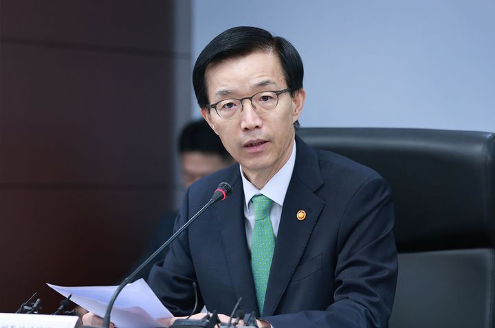 [서울=뉴시스] 방문규 산업통상자원부 장관이 12일 서울 종로구 무역보험공사에서 열린 에너지 공기업 경영혁신 점검회의에 참석해 발언하고 있다. (사진=산업통상자원부 제공) 2023.10.12. photo@newsis.com *재판매 및 DB 금지