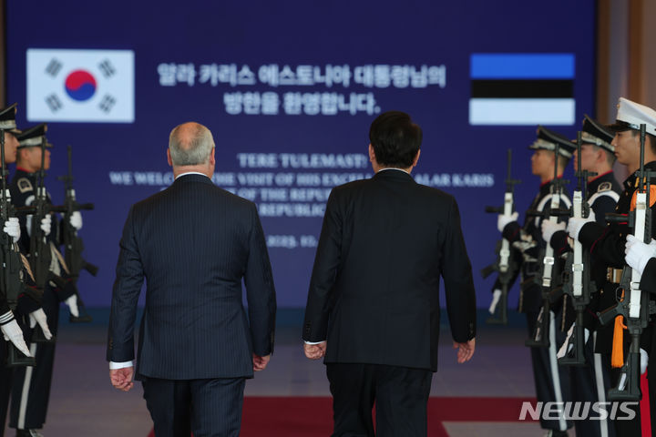 [서울=뉴시스] 윤석열 대통령이 12일 한·에스토니아 정상회담을 하기 위해 알라르 카리스 에스토니아 대통령과 서울 용산 대통령실 청사로 들어서고 있다. (사진=대통령실 제공) 2023.10.12. photo@newsis.com